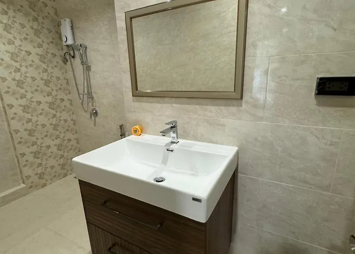 Hotel Em Sukhumvit - Near Terminal 21, Em District Malls, Bts And Mrt Lines 3*